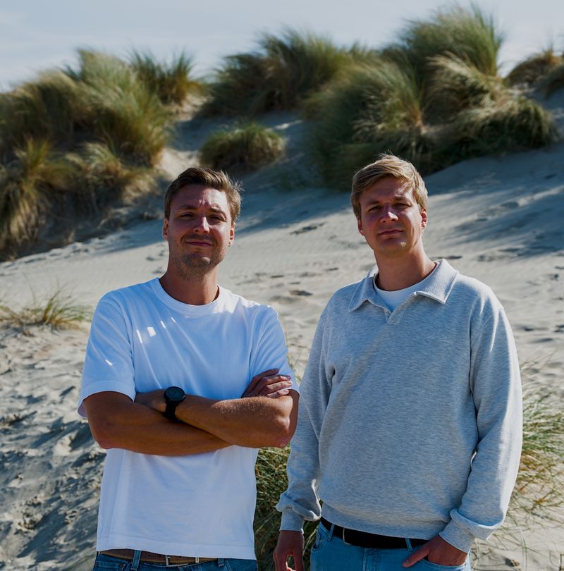 Simon Billiouw (links) en Frédéric Billiouw (rechts), de broers die Volion oprichtten, in de duinen